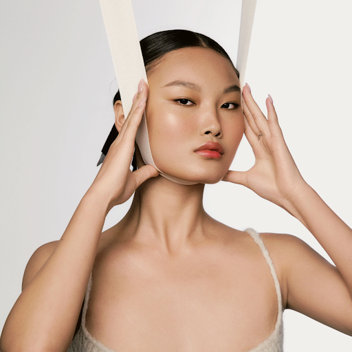 Chin and Jawline liposuction: Sculpting the perfect profile - Does it leave scars?